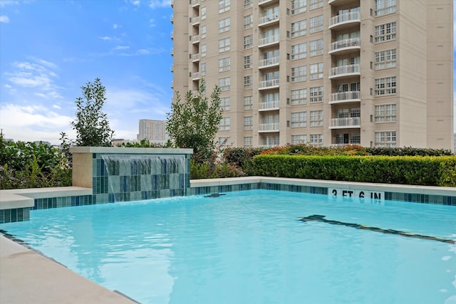 view of swimming pool