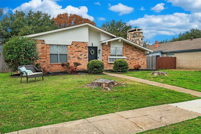 view of front facade with a front lawn