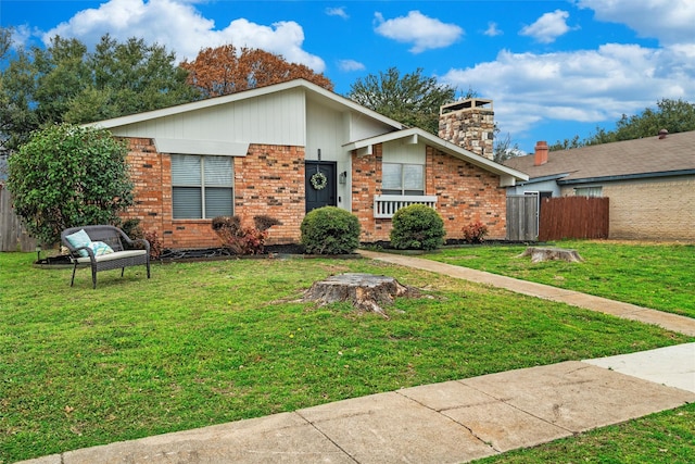 single story home with a front lawn