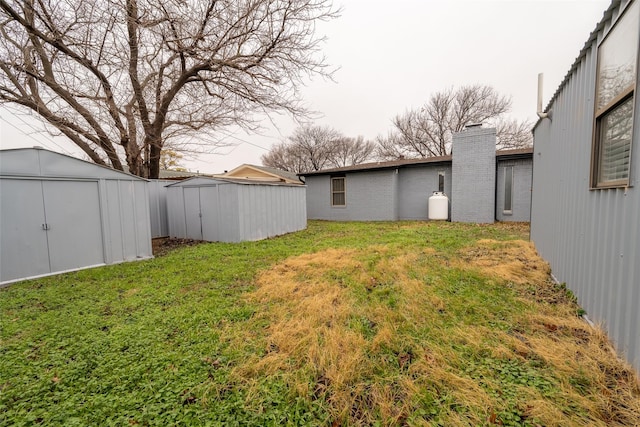 view of yard with a storage unit