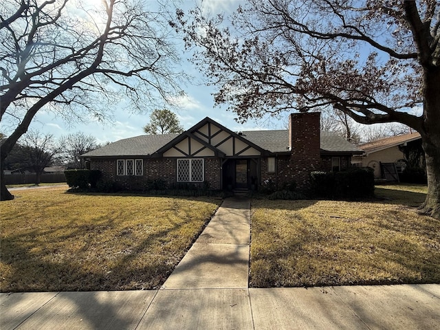 view of front of home featuring a front yard