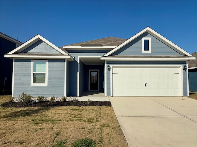 view of front facade featuring a garage and a front lawn