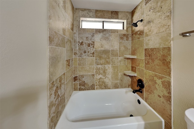 bathroom with tiled shower / bath combo