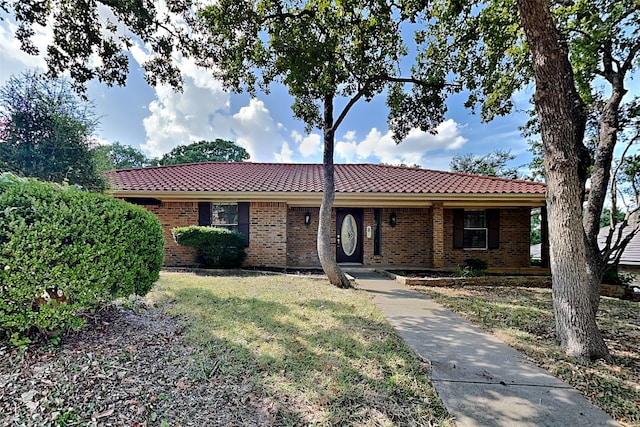 single story home with a front yard