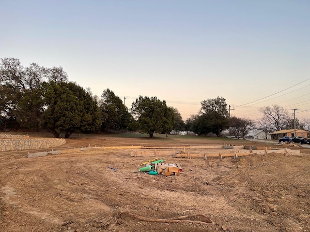 view of yard at dusk