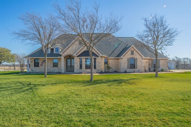 view of front of home featuring a front yard