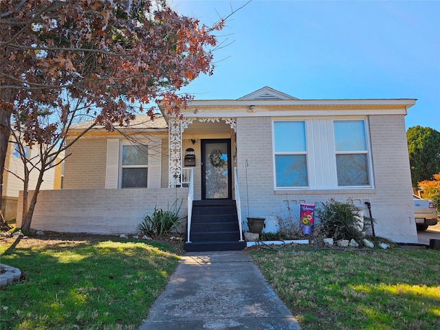 view of front of house featuring a front yard