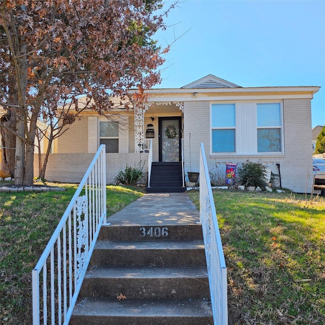 view of front of house featuring a front lawn