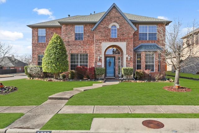 view of front of property featuring a front yard