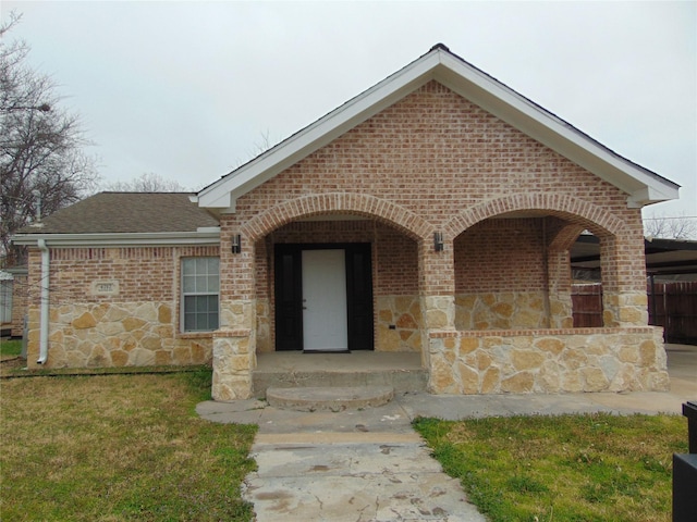 view of front facade with a front yard