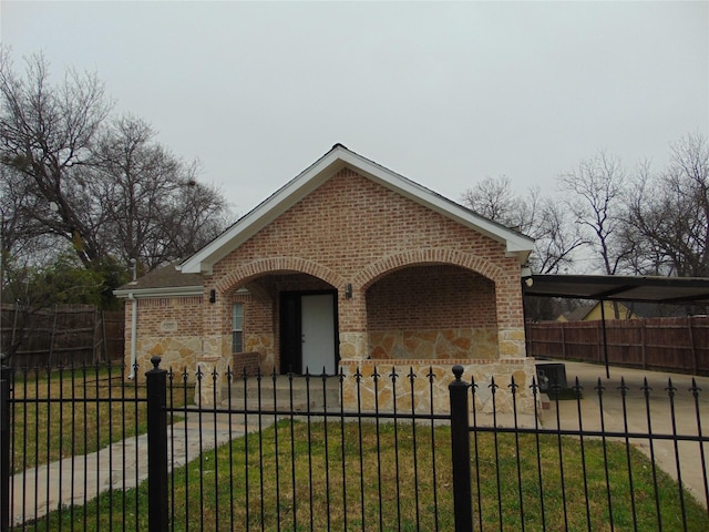 view of front of house featuring a front yard