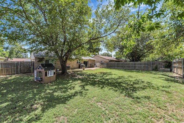 view of yard featuring a patio