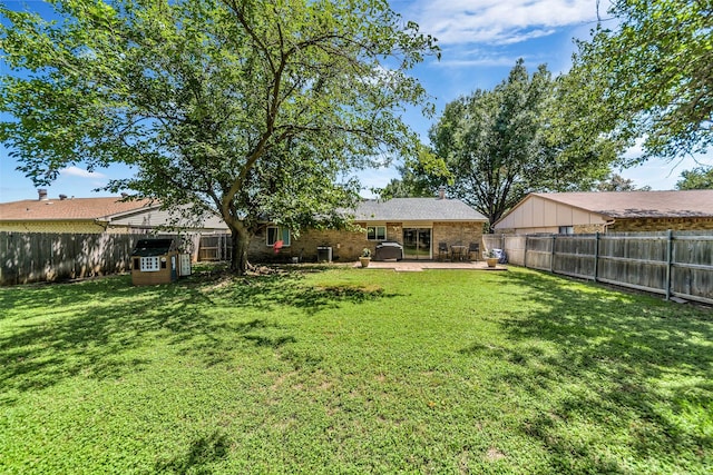 view of yard featuring a patio area