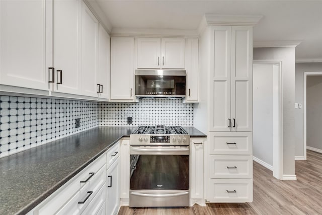 728 Del Dr, Denton, TX 76207 - kitchen featuring stainless steel appliances, white cabinetry, backsplash, light wood finished floors, and crown molding
