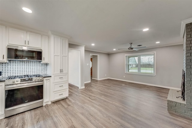 728 Del Dr, Denton, TX 76207 - kitchen featuring stainless steel appliances, a ceiling fan, crown molding, white cabinets, and light wood-style floors