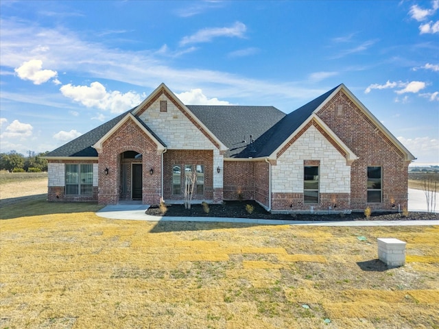 view of front of house featuring a front lawn