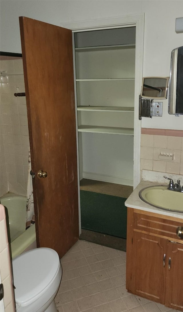 full bathroom with vanity, toilet, shower / bath combo with shower curtain, and backsplash