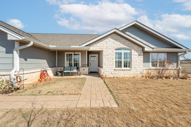 view of front facade featuring a front lawn