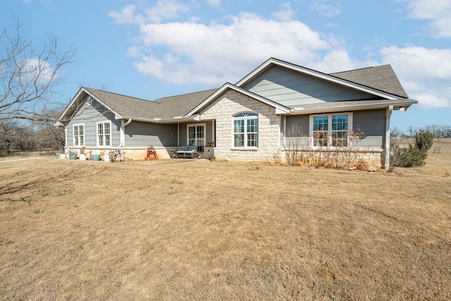 view of front of property with a front yard