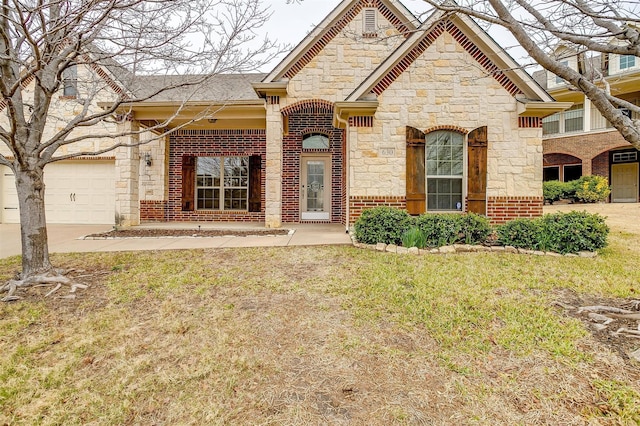 view of front of house with a front lawn