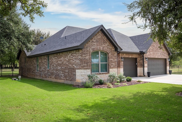 view of front of property featuring a front lawn