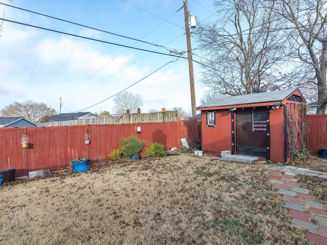 view of yard with a storage unit