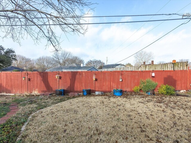 view of yard featuring a storage shed