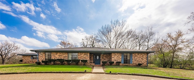 ranch-style home featuring a front lawn and brick siding