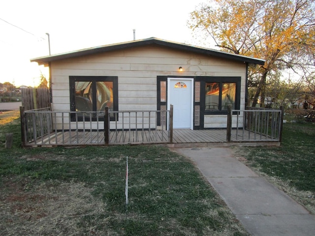 view of front facade featuring a front lawn