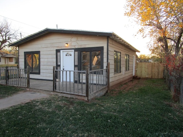 view of front of home featuring a front lawn