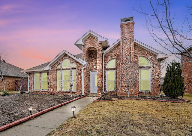 view of front of property featuring a lawn