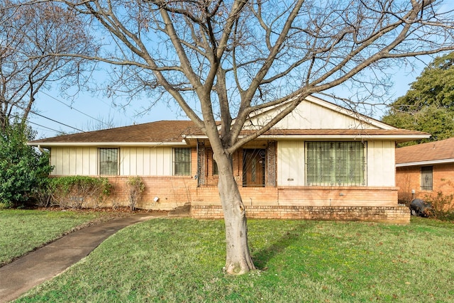 ranch-style house featuring a front yard