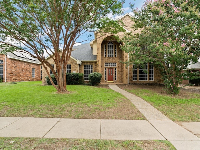 view of front facade with a front yard