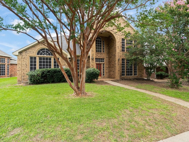 front facade featuring a front yard