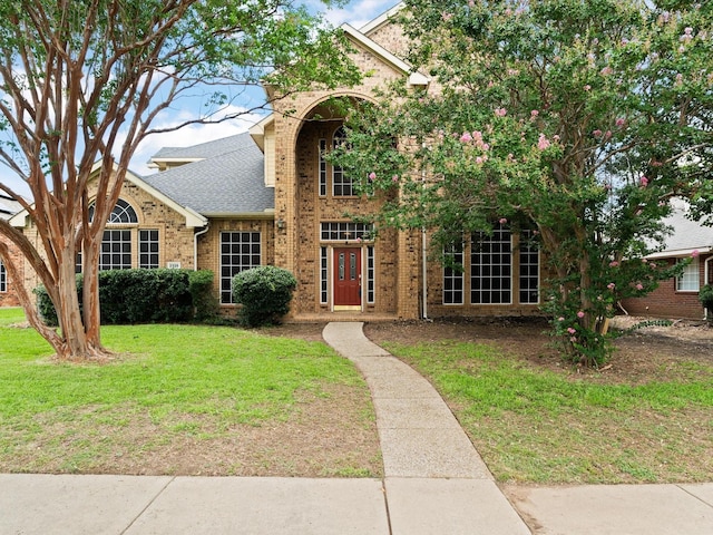 view of front of home featuring a front lawn