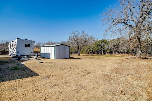 view of yard with an outdoor structure