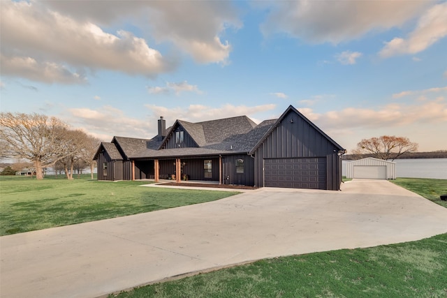 view of front of property featuring a front lawn and a garage