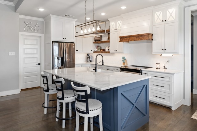 kitchen featuring tasteful backsplash, baseboards, visible vents, appliances with stainless steel finishes, and a sink