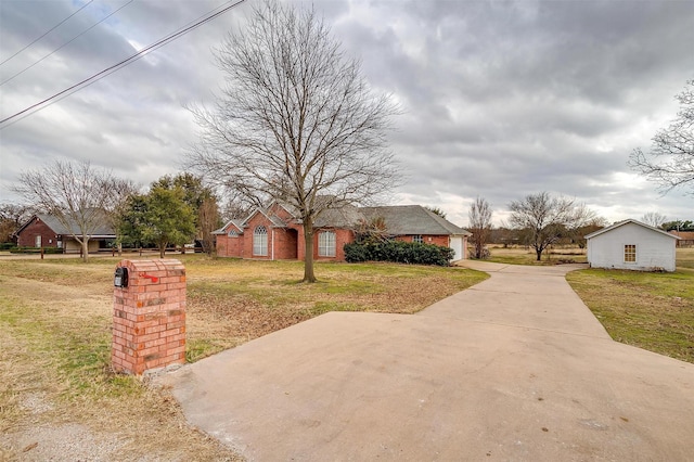 view of front of house featuring a garage and a front yard