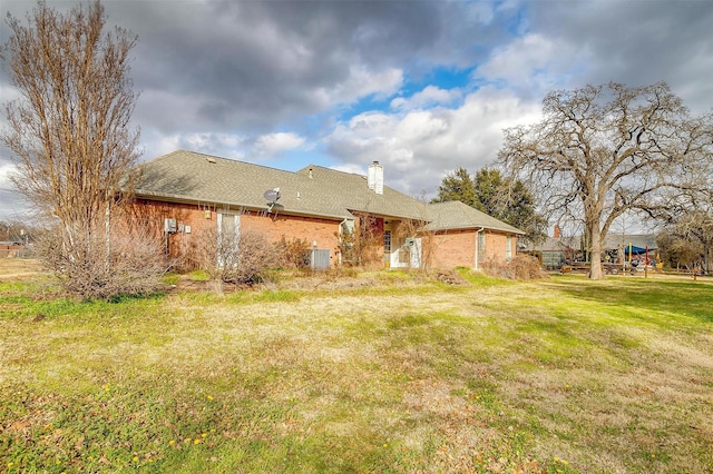 back of house featuring a lawn