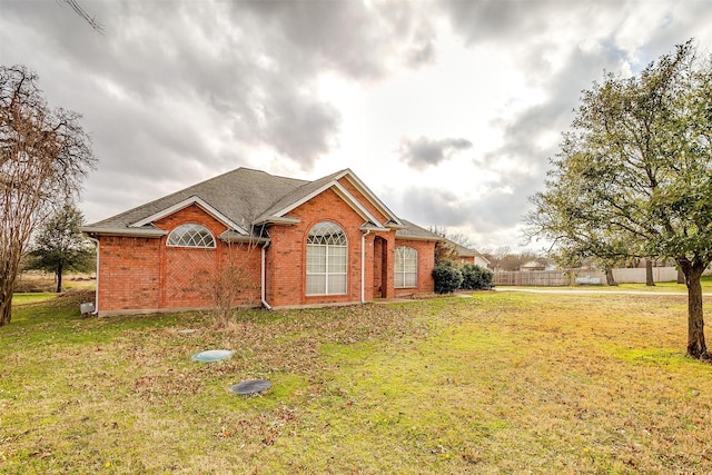 ranch-style home with a front yard