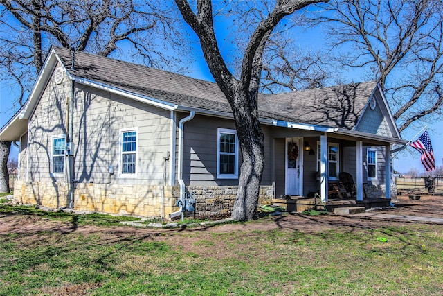 view of front of home featuring a porch and a front lawn