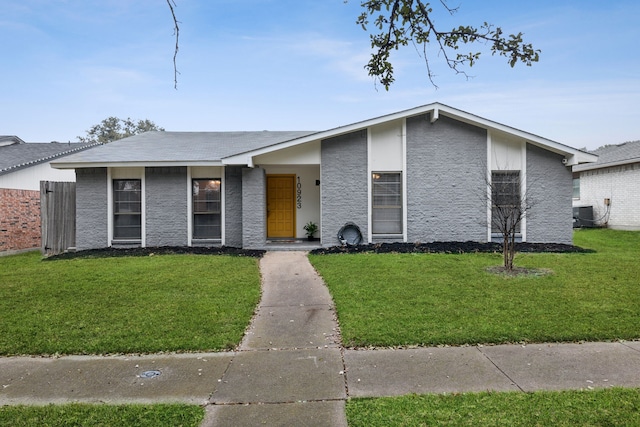 view of front facade featuring a front lawn