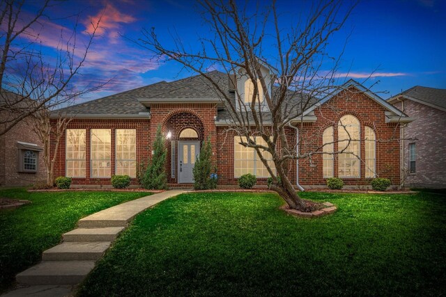 ranch-style home featuring a front lawn