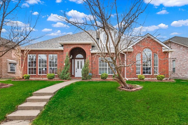 view of front of house featuring a front lawn