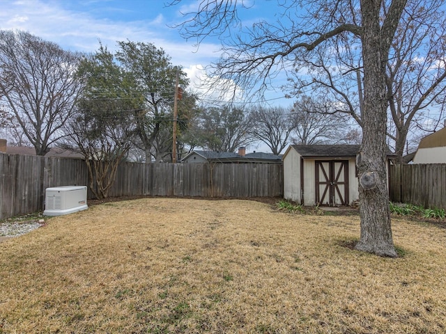 view of yard featuring a storage unit