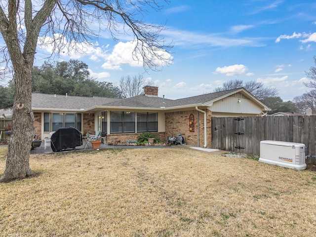 single story home featuring a front lawn