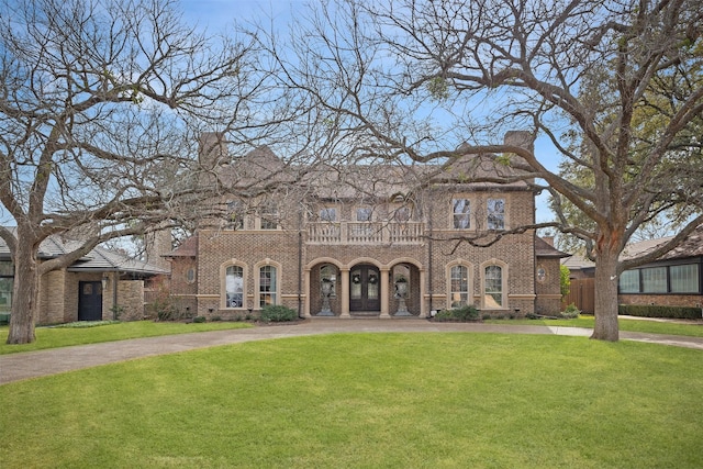 view of front of home featuring a front lawn