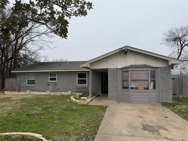 single story home featuring a front lawn