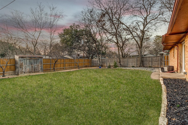 view of yard at dusk